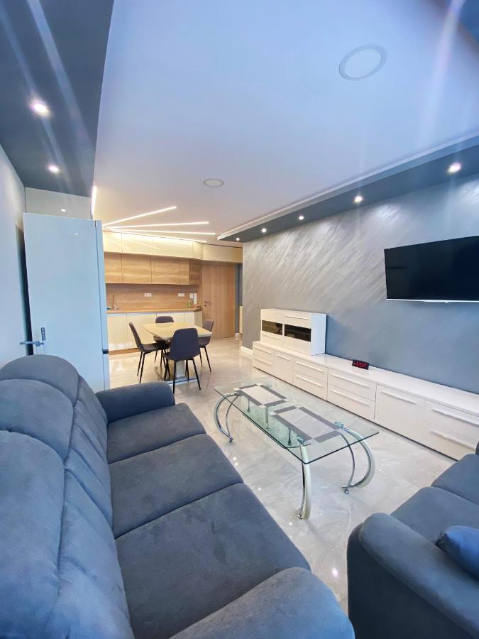 на няколко минути от летището Apartment *